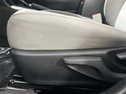 Used 2019 Toyota Corolla L image 38