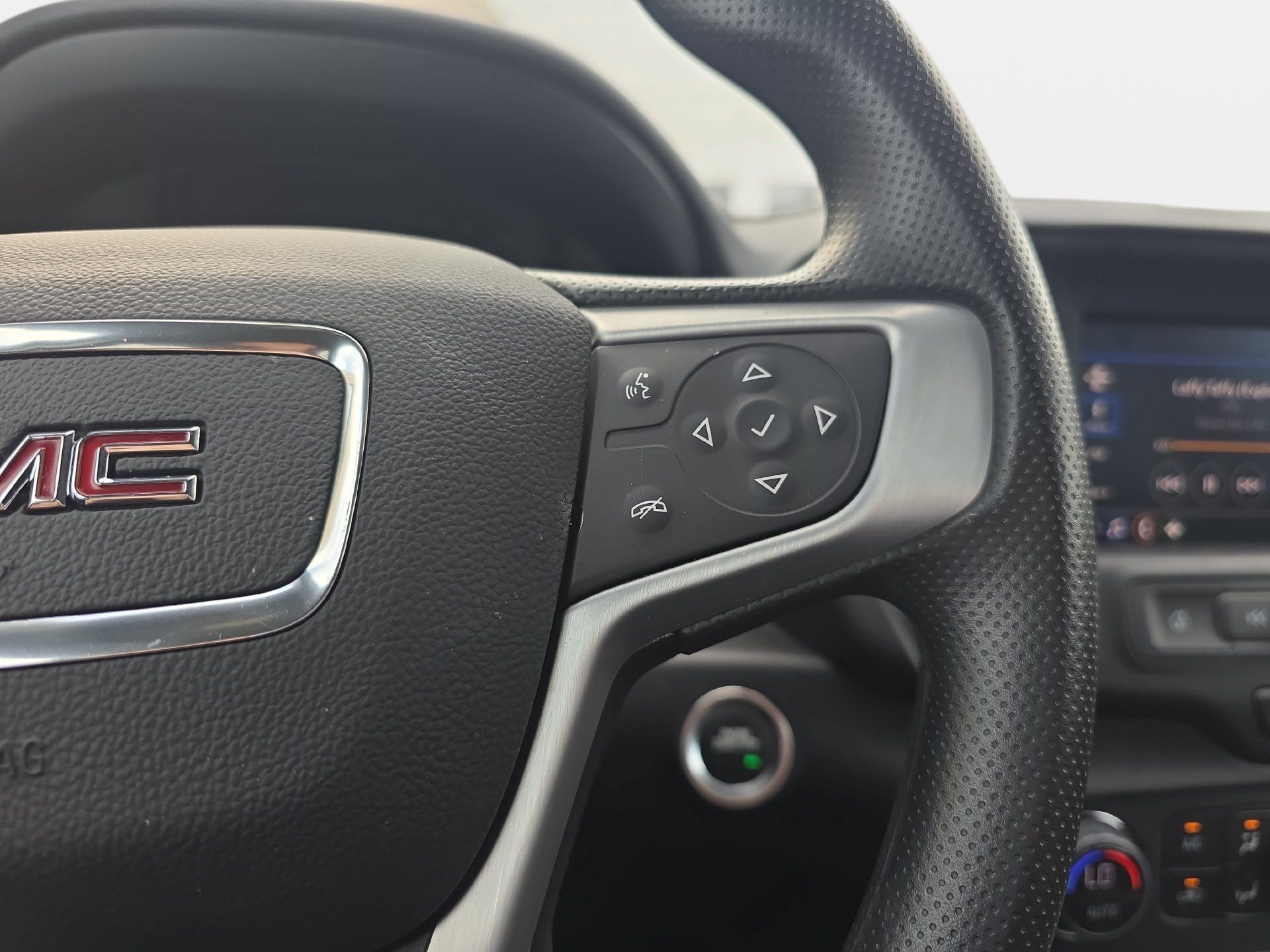 Used 2024 GMC Terrain SLE w/ Driver Convenience Package FWD image 17