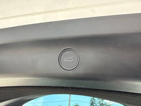 Used 2022 Tesla Model Y Performance AWD/4WD image 16