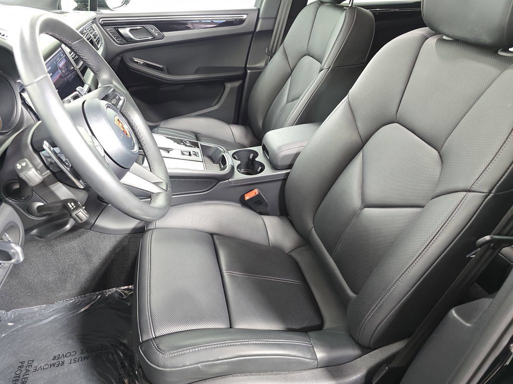 Certified 2026 Porsche Macan AWD/4WD image 5