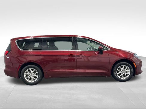 Used 2023 Chrysler Voyager LX FWD image 8
