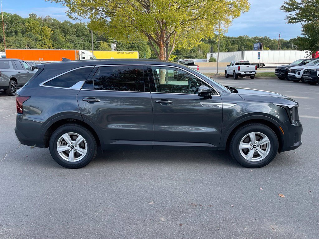 Used 2024 Kia Sorento LX FWD image 9