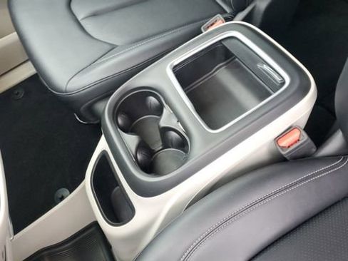 Certified 2024 Chrysler Pacifica Touring-L image 19