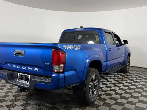 Used 2017 Toyota Tacoma TRD Sport AWD/4WD image 7