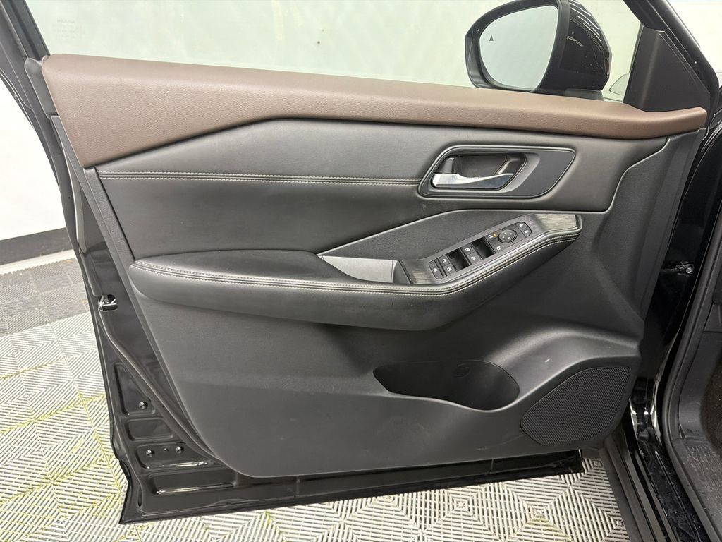 Used 2023 Nissan Rogue SV w/ SV Premium B Package FWD image 11