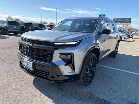 Certified 2025 Chevrolet Traverse RS w/ LPO, Illumination Package FWD image 6