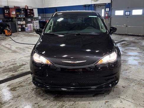 Used 2024 Chrysler Voyager LX image 2