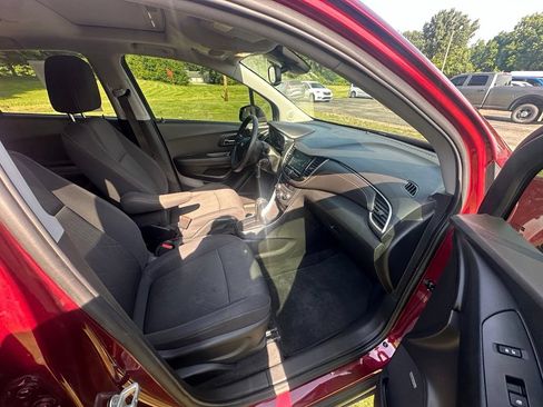 Used 2017 Chevrolet Trax LT w/ Sun & Sound Package FWD image 12