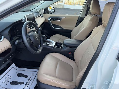 Used 2019 Toyota RAV4 Limited image 14