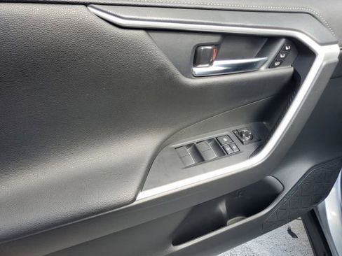 Used 2021 Toyota RAV4 Limited image 18