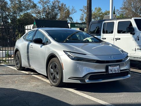 Used 2026 Toyota Prius Plug-In Hybrid FWD image 3