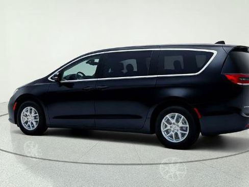 Used 2023 Chrysler Pacifica Touring-L FWD image 5