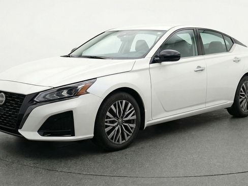 Used 2025 Nissan Altima 2.5 SV image 3