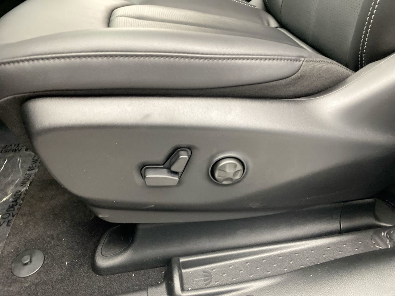 New 2027 Chrysler Pacifica Select w/ Family Tech Group AWD/4WD image 13