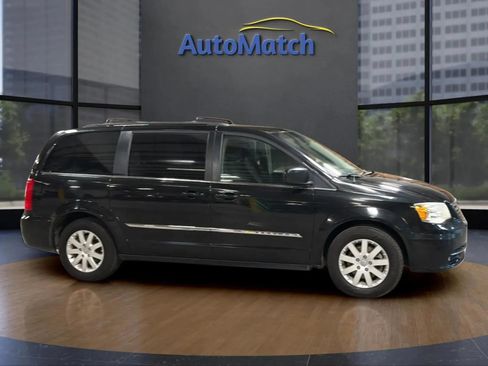 Used 2015 Chrysler Town & Country Touring FWD image 13