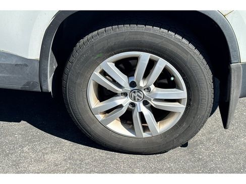 Used 2017 Volkswagen Tiguan S image 7