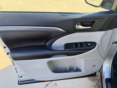 Used 2019 Toyota Highlander Limited image 9