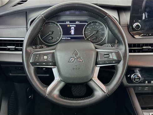 Used 2024 Mitsubishi Outlander SE image 17