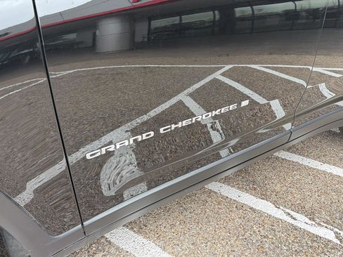 Used 2023 Jeep Grand Cherokee Limited w/ Luxury Tech Group II image 11