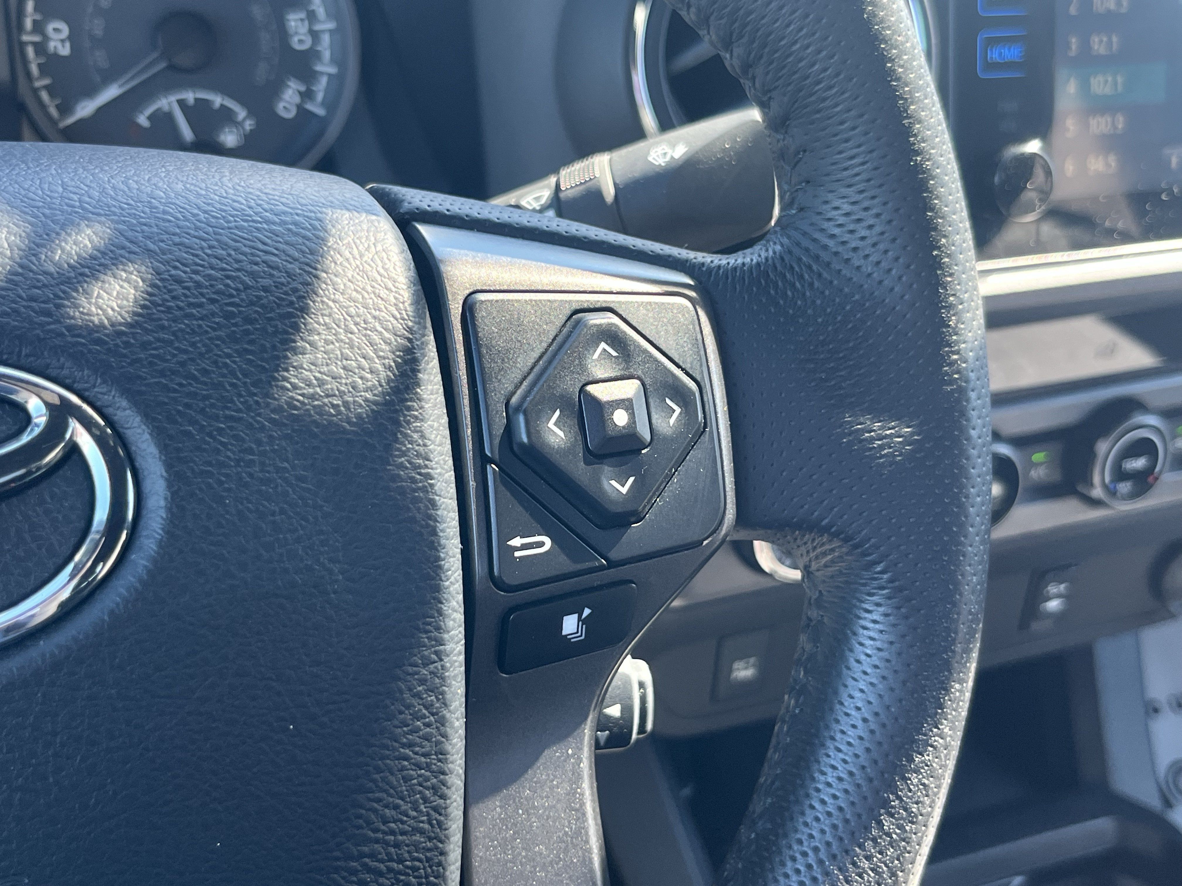 Used 2017 Toyota Tacoma TRD Off-Road w/ Tow Package AWD/4WD image 23
