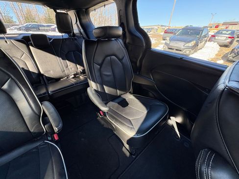 Used 2025 Chrysler Pacifica Limited image 37