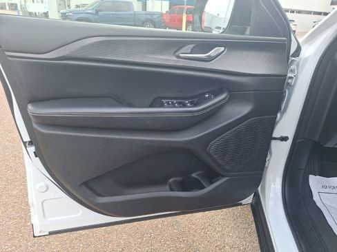 Used 2023 Jeep Grand Cherokee L Laredo image 24