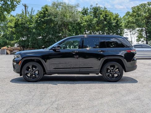 Used 2023 Jeep Grand Cherokee Limited w/ Black Appearance Package AWD/4WD image 9