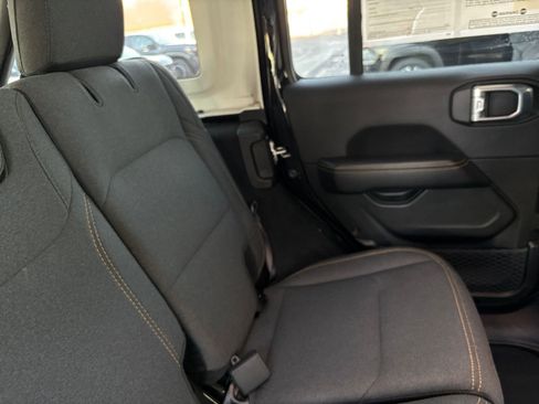 Used 2025 Jeep Wrangler Sahara image 36