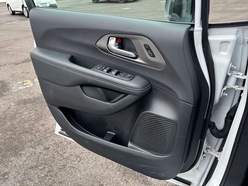 Used 2025 Chrysler Pacifica Select FWD image 18