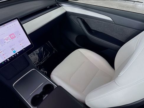 Used 2022 Tesla Model Y Performance image 23