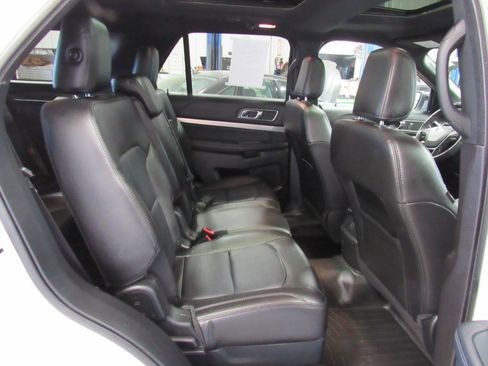 Used 2018 Ford Explorer XLT w/ Equipment Group 202A AWD/4WD image 31