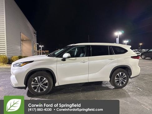 Used 2020 Toyota Highlander XLE image 2