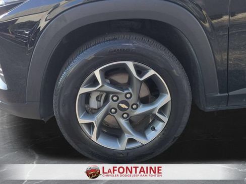 Used 2024 Chevrolet Trax LT w/ Sunroof Package FWD image 33