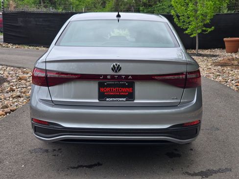 New 2026 Volkswagen Jetta SE FWD image 4