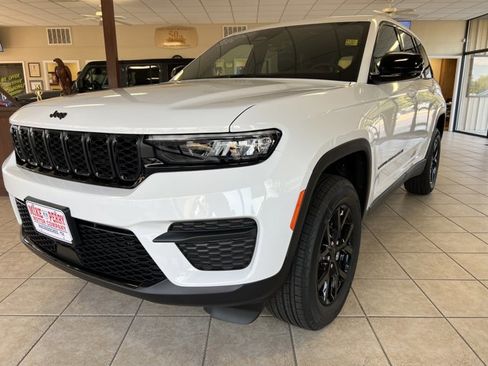New 2025 Jeep Grand Cherokee Altitude image 3
