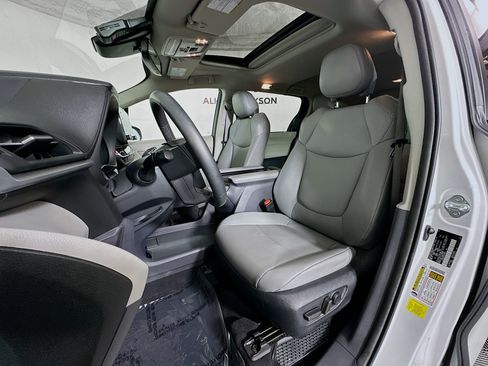 Used 2023 Toyota Sienna XLE image 12