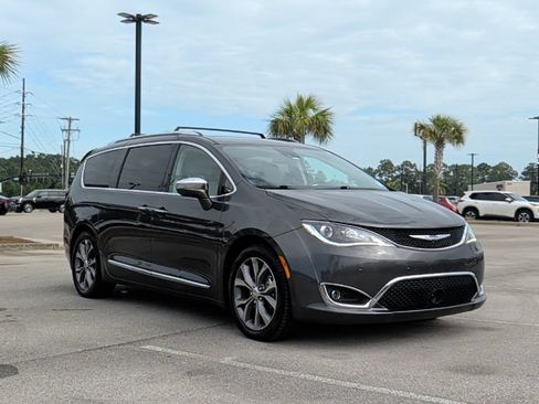 Used 2020 Chrysler Pacifica Limited w/ Tire & Wheel Group FWD image 7