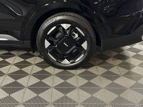 Used 2025 Kia Carnival EX image 12