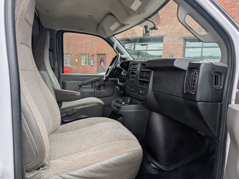 Used 2016 GMC Savana 3500 image 25