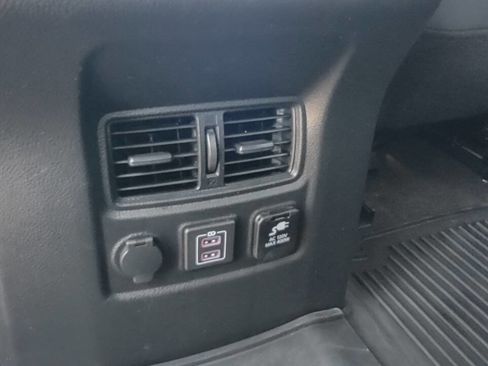 Used 2022 Nissan Titan SV w/ SV Convenience Package image 35