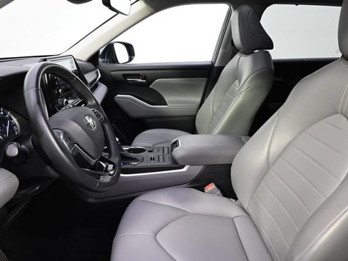 Used 2021 Toyota Highlander XLE AWD/4WD image 13