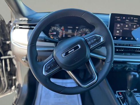 Used 2023 Jeep Compass Limited image 17