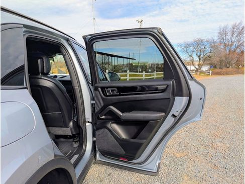 Used 2020 Porsche Cayenne image 12