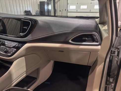 Used 2024 Chrysler Pacifica Limited image 27