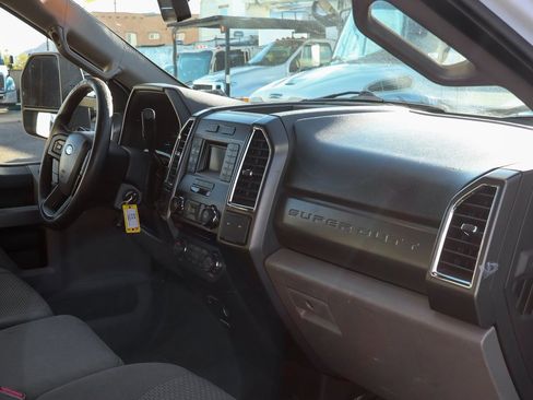 Used 2017 Ford F550 2WD Regular Cab Super Duty image 43