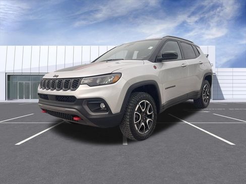 Used 2025 Jeep Compass Trailhawk AWD/4WD image 4