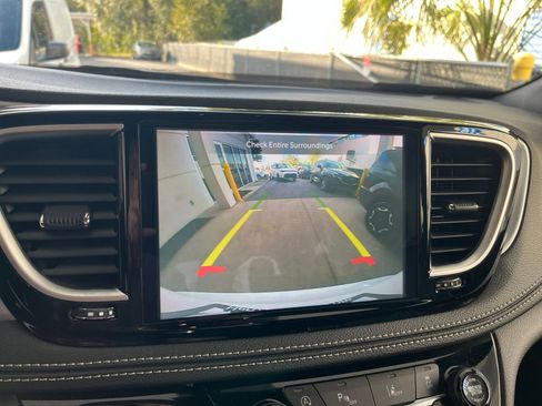 Used 2025 Chrysler Pacifica Limited image 17