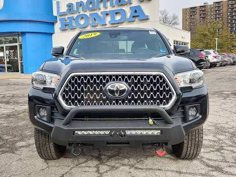Used 2019 Toyota Tacoma TRD Off-Road image 2