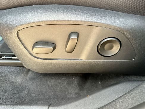 Used 2025 Chevrolet Traverse LT image 12