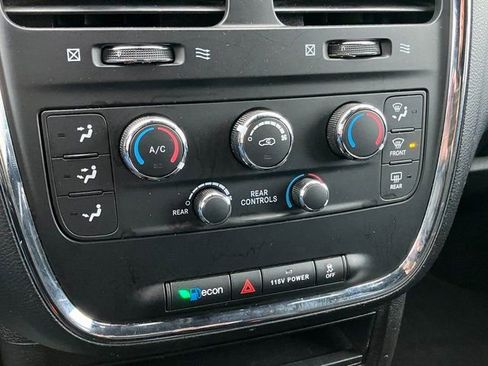 Used 2020 Dodge Grand Caravan SE image 9